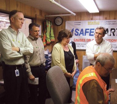 Les cadres supérieurs de GP apprennent au sujet de SafeStart d’un des instructeurs (employé horaire) à Halsey.