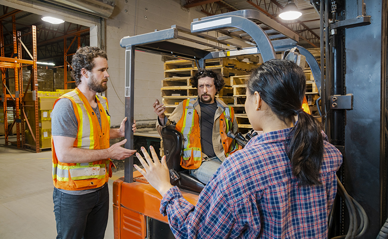 Manager intervenes on forklift and pedestrian problem